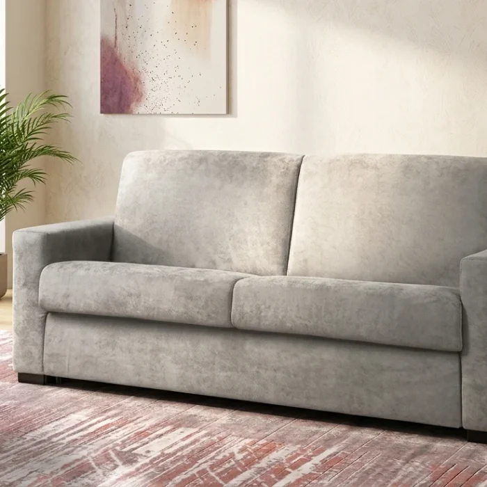 Divano letto Beatrice con rete elettrosaldata in un luminoso soggiorno moderno