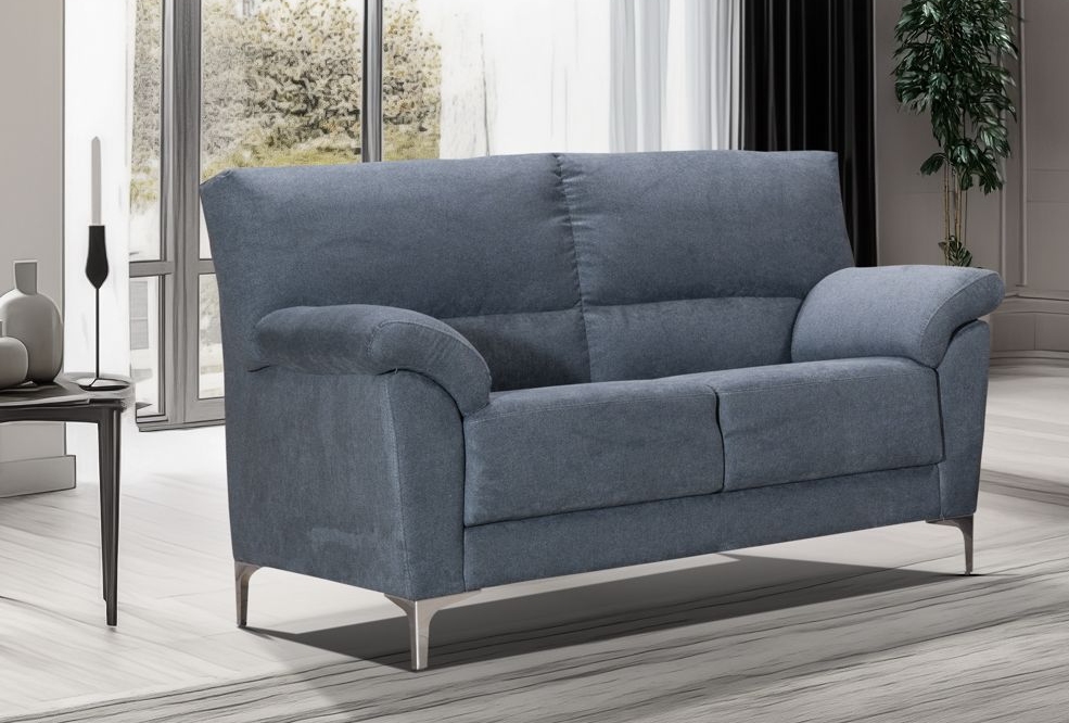 Divano Clio 2 posti, design moderno e compatto, misure 155x90x95 cm.