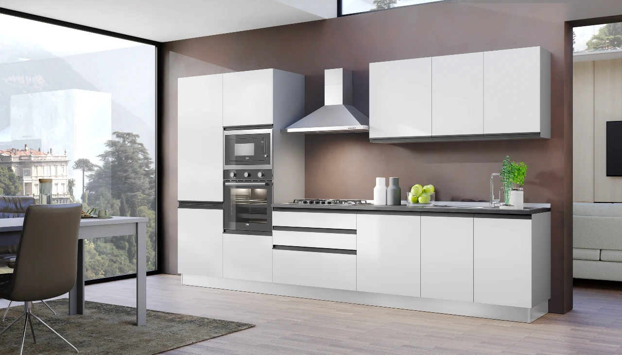 Cucina lineare White L 360 cm x H 216 cm con apertura a gola e 5 elettrodomestici integrati.