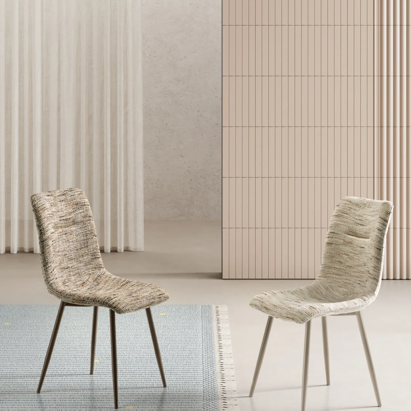 Coppia di sedie imbottite modello Pixel con rivestimento in tessuto effetto mélange nei colori terra e beige con gambe in metallo in una sala da pranzo moderna.