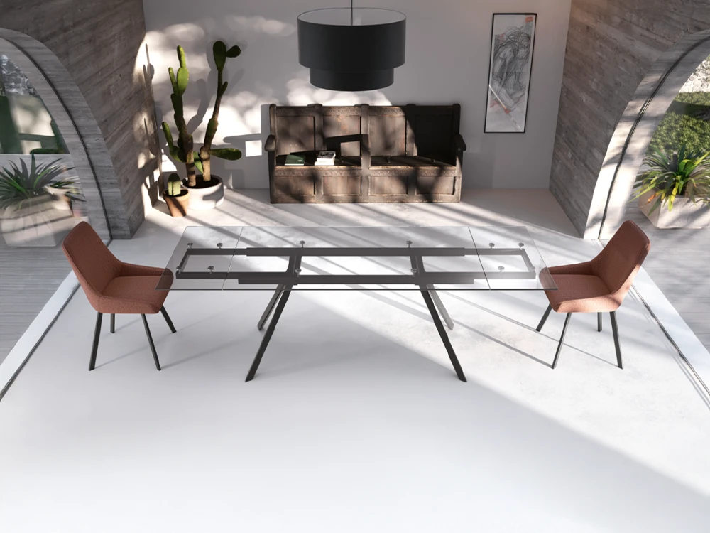 Tavolo allungabile rettangolare modello Smokey con piano in vetro temperato nero fumé e struttura in metallo nero integrato in una zona pranzo moderna.