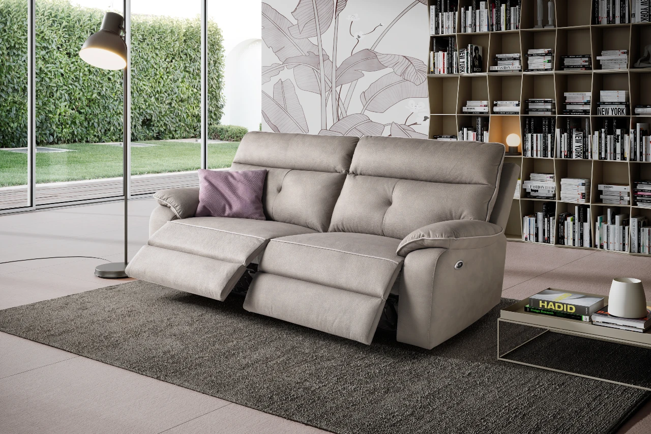 Divano Lugano con relax elettrici in tessuto antimacchia in un soggiorno moderno