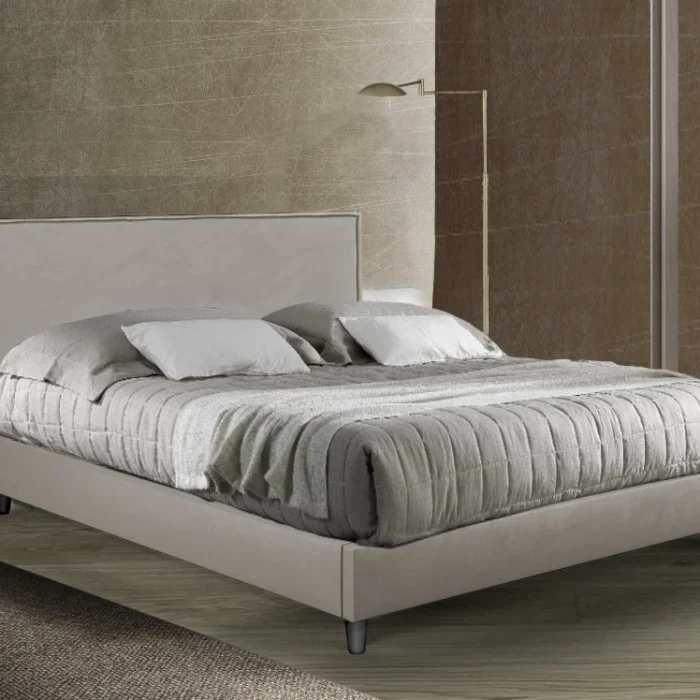 Letto matrimoniale Bali con testiera lineare in una camera da letto moderna