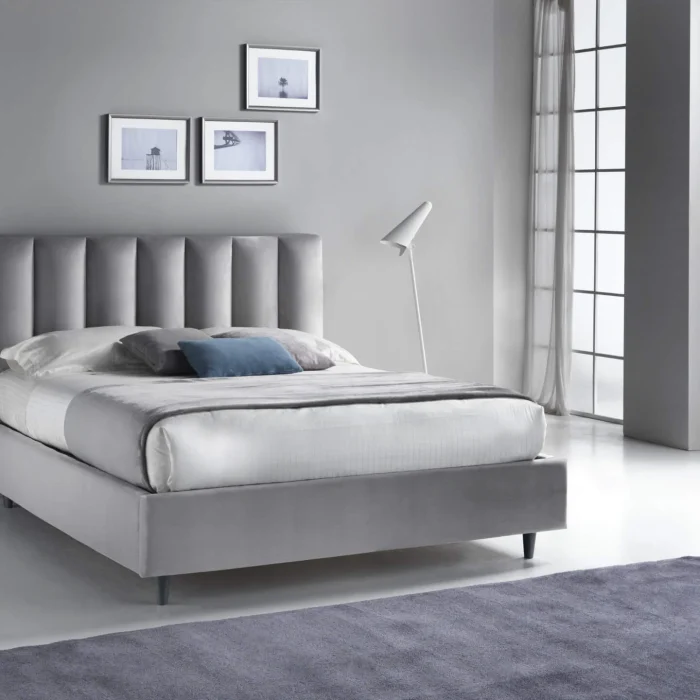 Letto matrimoniale con box contenitore Parigi con testiera verticale trapuntata in una camera da letto moderna