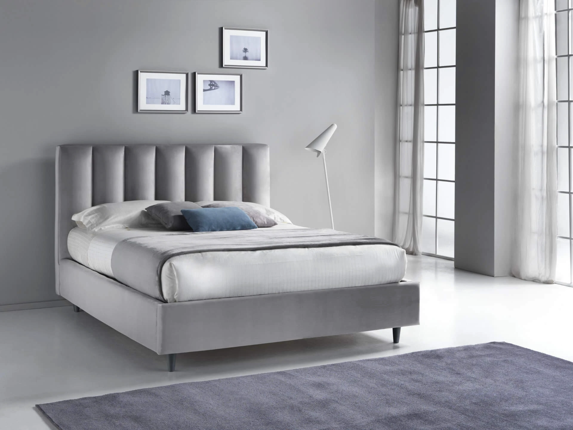 Letto matrimoniale con box contenitore Parigi con testiera verticale trapuntata in una camera da letto moderna