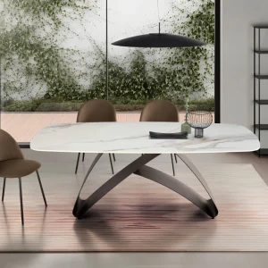 Tavolo king allungabile Tavolo King allungabile con piano effetto marmo Calacatta Oro e base in metallo verniciato
