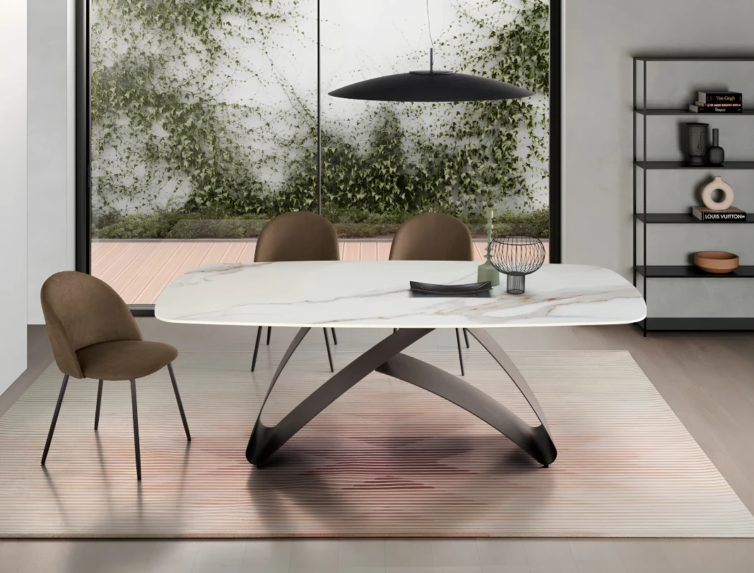 Tavolo King allungabile con piano effetto marmo Calacatta Oro e base in metallo verniciato